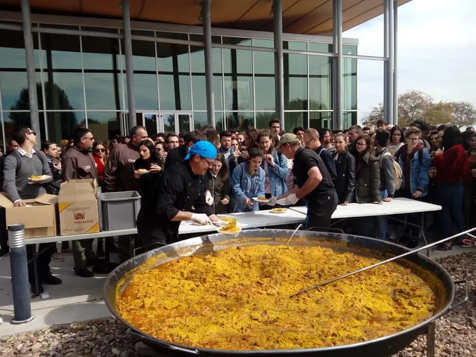Cómo organizar una paella gigante para un evento: guía completa de logística