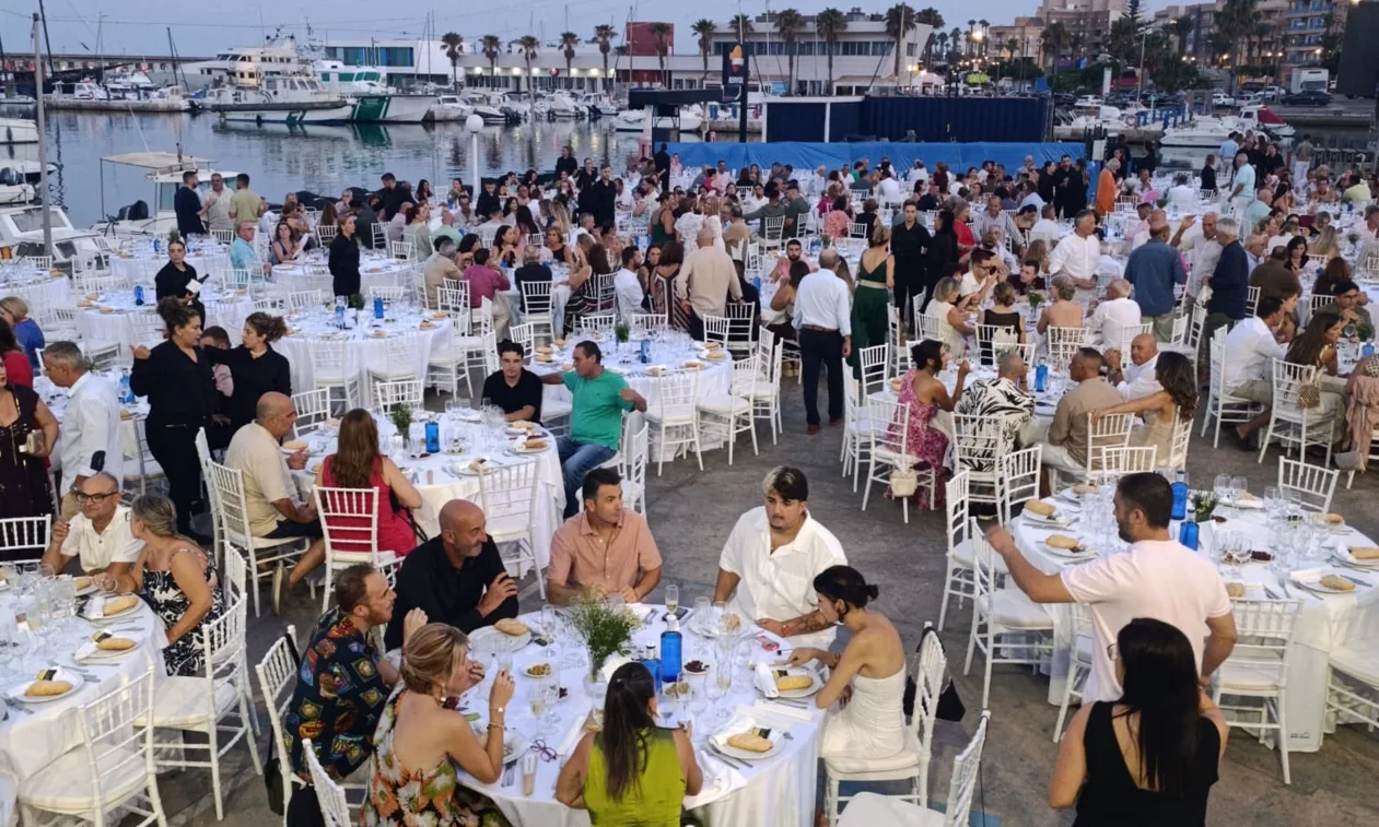 Fiesta del Solsticio de Verano en el Real Club de Mar de Roquetas de Mar: 900 comensales, una noche inolvidable