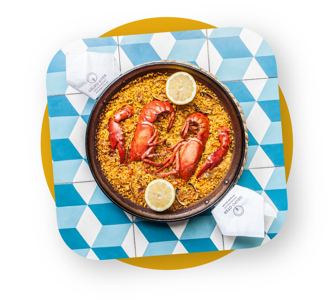 Chef trabajando una paella gigante en directo ante el público